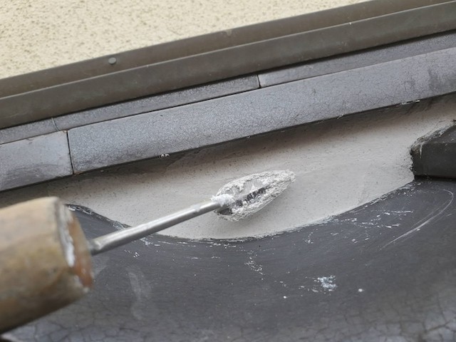 鏝で三日月形に漆喰をぬる